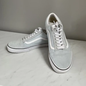 Ljusblå vans - Ljusblå skor från Vans i modellen old skool. Skorna är mer ljusblå i verkligheten, som på sista bilden. Skorna har flera tecken på användning, men fint begagnat skick. Sista bilden är ej min.