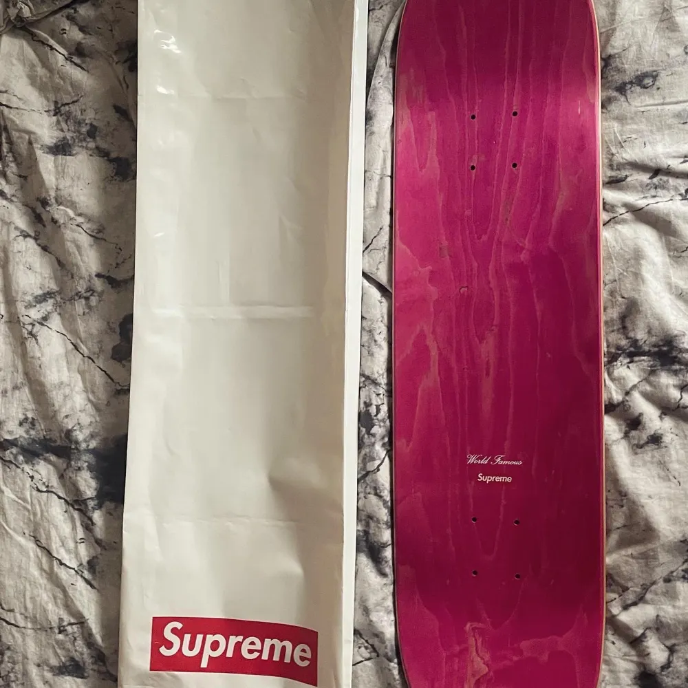 Supreme/Sekintani La Norhiro Skateboard Deck (Pink) Size:8.0tum Retail:1400kr Dm för mer info och bilder . Övrigt.
