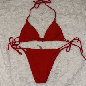 Röd bikini  - Säljer denna röda bikini i nyskick från Shein. Fin stark röd färg till sommaren med bra material. 