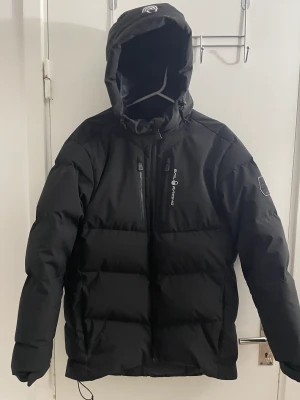 Sail racing patrol down jacket stl m - Hej, de så att jag säljer min sail racing jacka som jag köpte för nåra månader sen eftersom jag inte använder den längre. Storlek M