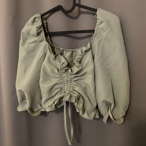 Fin tröja  - Fin grön tröja med snörning, aldrig använd