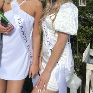 Studentklänning  - Säljer nu min super fina studentklänning så endast använd 1gång💖🥂 Skriv för fler bilder/frågor. Säljer en till studentklänning som är oanvänd med prislapp kvar från bubbelroom in o kika i min profil😍