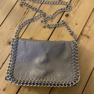 Tiamo väska  - Säljer min tiamo väska då den inte kommer till användning. Fint skick och använd fåtal gånger. Finns i Nyköping men kan även frakta om köparen står för frakten. 200kr plus frakt 