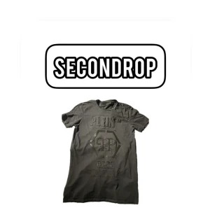 Philipp Plein T-shirt - Philipp Plein T-shirt i mycket fint skick! Säljes för 600kr Skriv för fler bilder Äkthet garanteras alltid Mvh, Secondrop