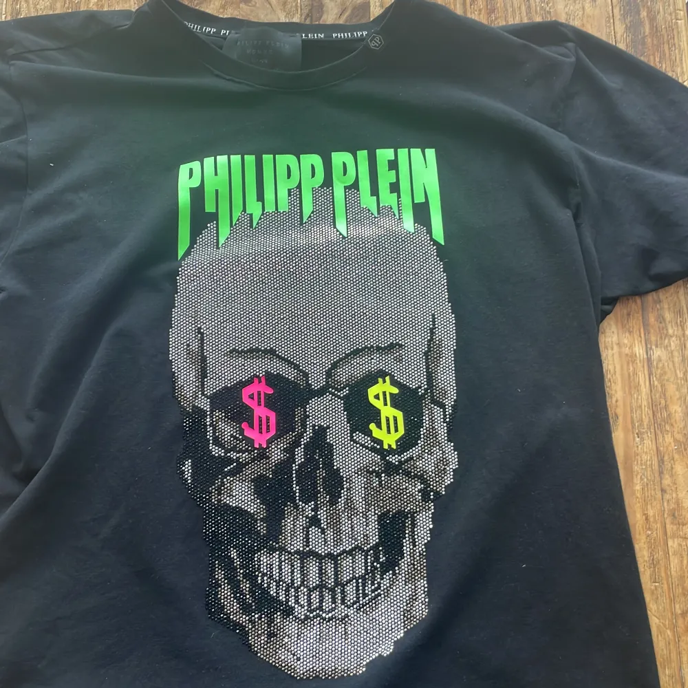 Säljer min Philipp plein t-shirt eftersom jag fick den av en vän och den passar inte mig. T-shirts.