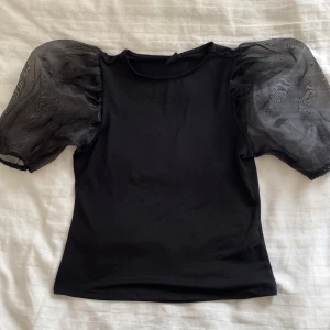 Puffärmad topp  - Från gina