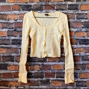 Gul långärmad top - En fin gul långärmad top från Gina Tricot. I fint skick. För fler bilder eller mått kontakta mig! Frakt sker via PostNord icke spårbart 45 kr 📦