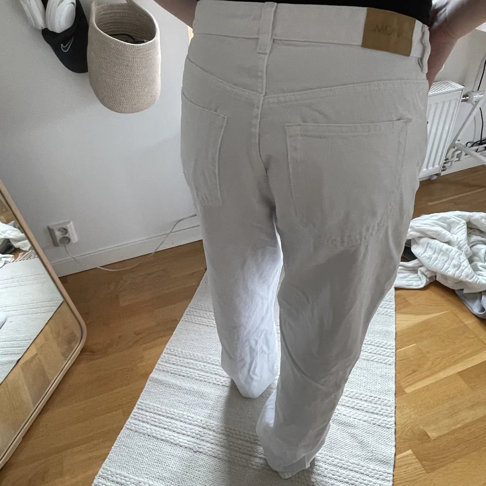 Vita jeans från monki, ej använda så mycket. Personen är 173 cm och waisten är 30 på byxorna. Köparen står för frakt❤️. Jeans & Byxor.