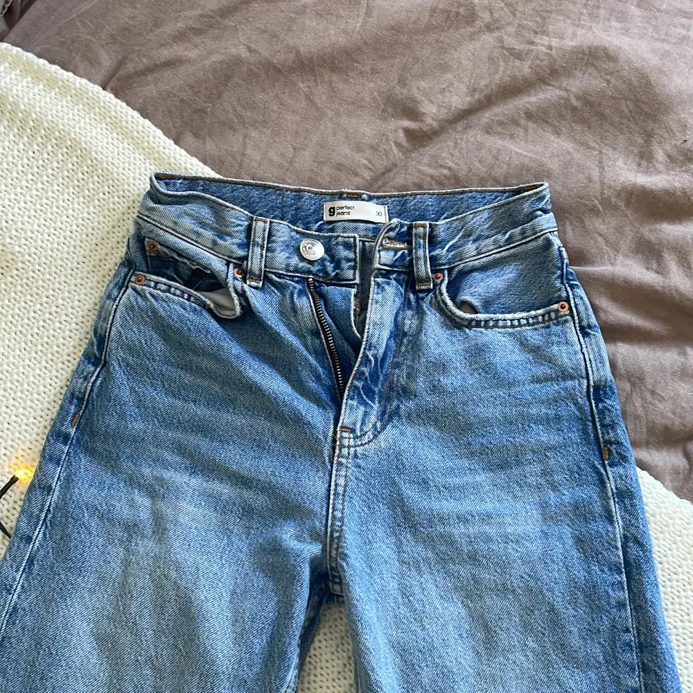 De här jeansen är köpte på gina tricot för ungefär 2 år sedan, de är väl använda men skicket är fortfarande detsamma. Tyvärr har jag växt ur dem och nu har de bara legat i min garderob, därför väljer jag nu att sälja de vidare. Ord pris: 500kr. Jeans & Byxor.