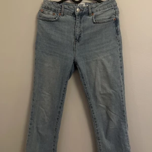 Utsvängda Jeans  - Utsvängda Jeans med tajt passform. Har slitningar (de är gjorda så) längst ner. Ankellängd på mig så passar nog någon som är under 170 ungefär.🤍