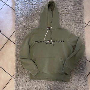 Tommy Hilfiger hoodie - Väldigt bra skick, inga hål, fläckar osv  Passar perfekt på mig som är 177  Köpare står för frakt