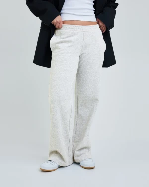 Bikbok - Säljer mina svinsnygga mjukisbyxor från bikbok, lågmidjade och otroligt sköna! Knappt använda så nyskick, nypris 400kr❤️