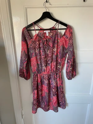 Mönstrad sommarklänning - Mönstrad sommarklänning från Nelly. Väldigt sparsamt använd.   Lätt och skönt tyg med trekvartsärm. 