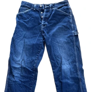 Marlboro classics jeans - As coolaaa byxor från marlboro, väldigt bra skick knappt använda:)) sitter typ lite lågmidjat och ganska så baggy på mig som är 168, kom med förslag på pris, högt pris eftersom jag köpt dom väldigt dyrt 😅går att diskutera:)