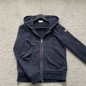 Moncler Maglia Cardigan  - Säljer min Moncler Maglia Cardigan som är i väldigt bra skick! Skick 8/10! Den är självklart äkta! Hör gärna av dig om du har frågor!