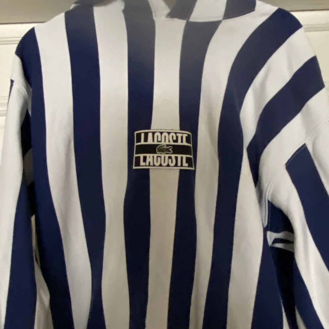 Blå vit randig luvtröja från Lacoste Live - 91