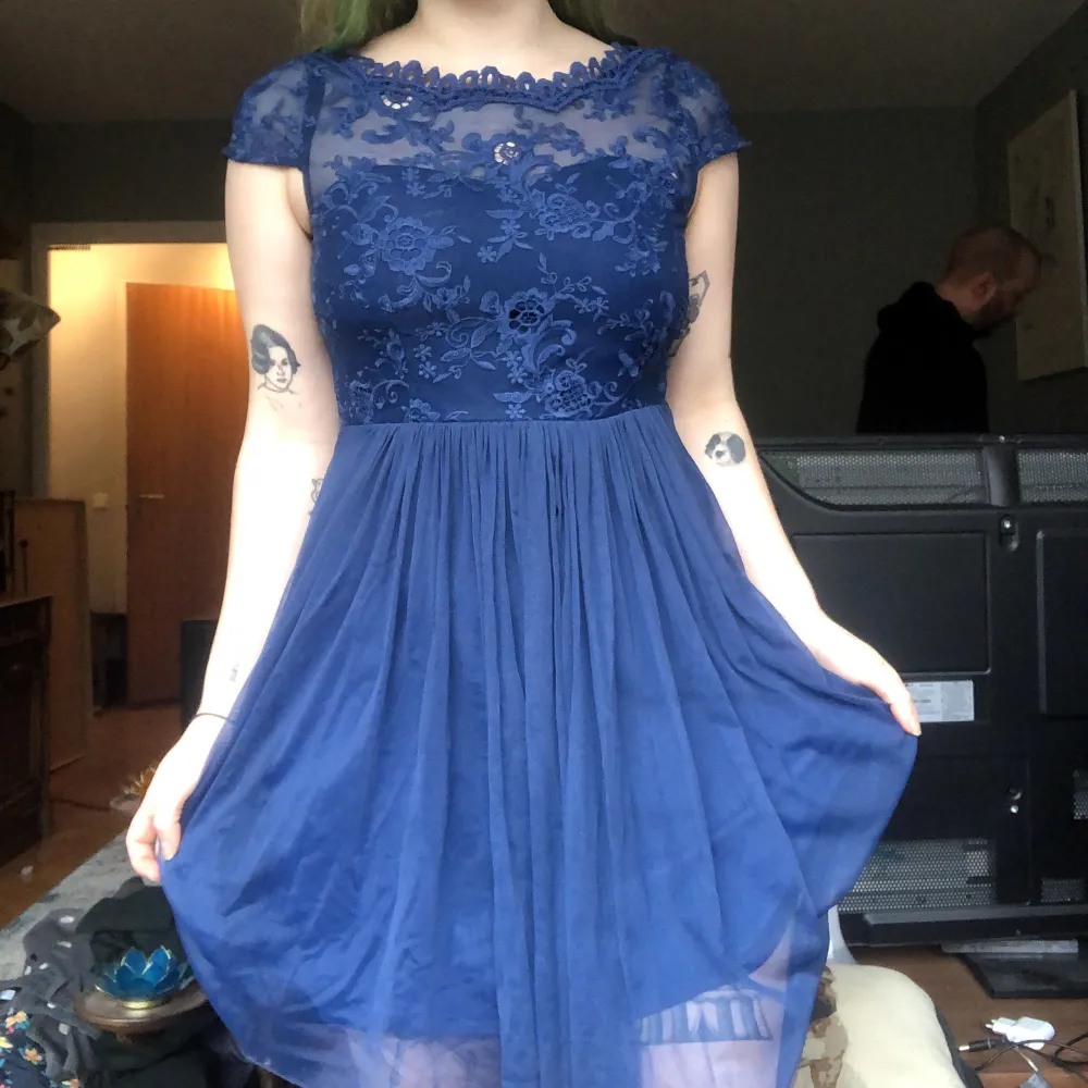 Fin blå klänning med spets och tyllkjol och öppen rygg. Klänningar.