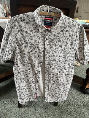 Superdry skjorta stl S - Kortärmad skjorta från ån Superdry. Som ny!