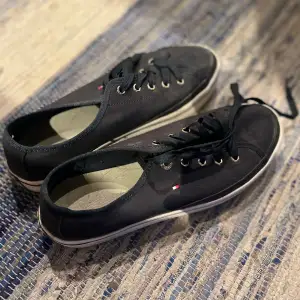 Säljer dessa fina mörkblå skor från Tommy Hilfiger. De är bara använde ett fåtal gånger då jag växte ur de direkt. Hör gärna av dig vid frågor!❤️
