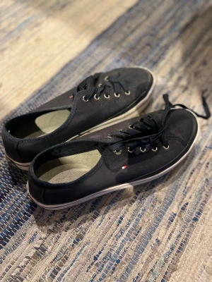 Vår skor  - Säljer dessa fina mörkblå skor från Tommy Hilfiger. De är bara använde ett fåtal gånger då jag växte ur de direkt. Hör gärna av dig vid frågor!❤️
