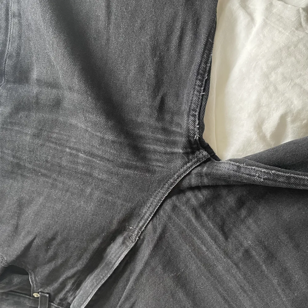Ett par svarta levi’s high loose i stl 26 Bra skick i övrigt förutom lite lite slitet vid grenen. Går ner till golvet på mig som är 164 cm . Farkut & Housut.