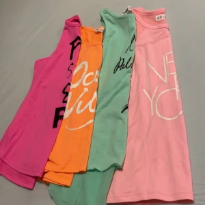 Tröjor  - Fyra nya tröjor perfekta till sommaren. Man kan välja en eller flera att köpa men priset är för alla fyra. Om man är intresserad kan jag skicka fler bilder👍🏼  De alla har storleken; 146/152 Priset kan alltid diskuteras 🫶🏼 