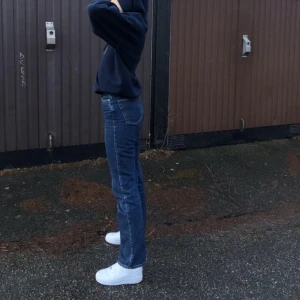 jeans - Mörka jeans från weekday! Nyskick, jag är 175 cm!