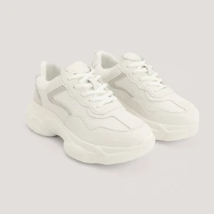 Sneakers - Helt nya sneakers från nakd då jag råkat köpa 2 likadana. Veta med små beiga detaljer. Perfekt nu till våren! Storlek 41 men står på hemsidan att dom är lite små i storleken och kan nog hålla med om att dom in passa 40 också