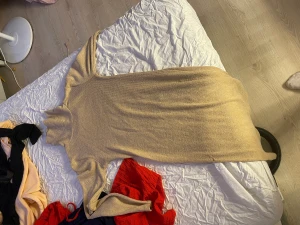 Beige höstklänning - Supermjuk och bekväm klänning med krage. Har älskat denna 