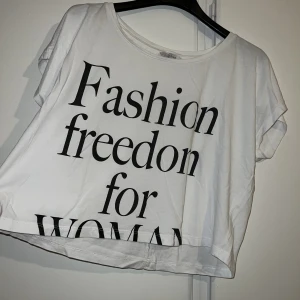 T-shirt - Fashion freedom for women, köpt i Italien 