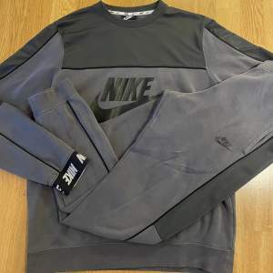 Mörkgrå Nike dress i storlek M i byxa & tröja. Använd men i riktigt bra skick.   Möts och fraktar, öppen för bud och hör av dig ifall du är intresserad!