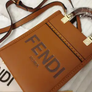 FENDI , mini Sunshine Shopper-väska gjord av drakbrunt läder med varmstämplad 