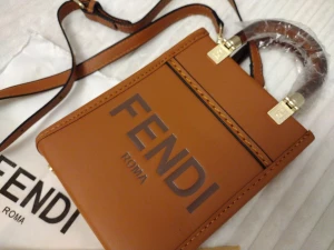 Fendi, mini Sunshine Shopper bag - FENDI , mini Sunshine Shopper-väska gjord av drakbrunt läder med varmstämplad "FENDI ROMA". Made in Italien