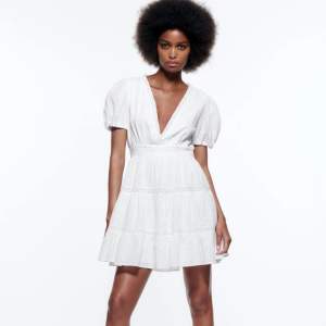 En vit klänning från Zara, helt oanvänd med prislappen kvar. Nypris 399kr. Säljer då den är lite liten för mig så den har inte kommit till användning. Klänningen finns inte kvar på Zaras hemsida.