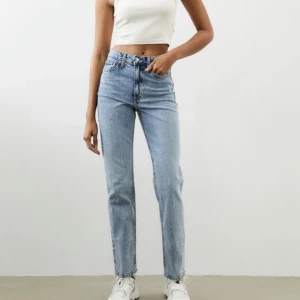 jeans  - dem är loose straigth,high waisted jeans 