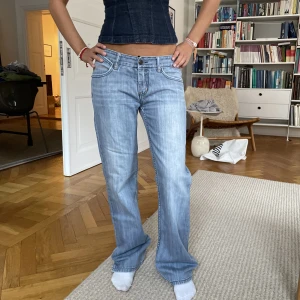 Lågmidjade najs jeans😁 - Lowwaist jeans🙊🙊 Skriv för fler frågor och mått  Innerbenslängd 77 Midjemått 40