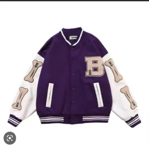 Lila Varsity Bone Jacka - Säljer min sjukt snygga varsity/college jacka då den inte riktigt är min stil längre. Perfekt nu till våren!! Köpt för ca 500, men endast använd 2 gånger. Väldigt stor på mig som brukar ha xs/s. Minns inte exakta storlek men skulle säga L.
