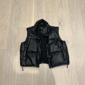 Väst  - Läder likande väst från Zara. Storlek XXL ( perfekt oversize för mig som är en M )