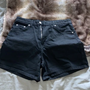 Shorts  - Svarta shorts. Aldrig använda. Storlek 38. 