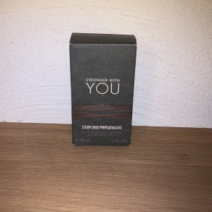 Armani stronger with you - Armani stronger with you 30 ml helt oanvänd. Luktar lite sött och väldigt gott. Nypris 619 sek på parfym.se