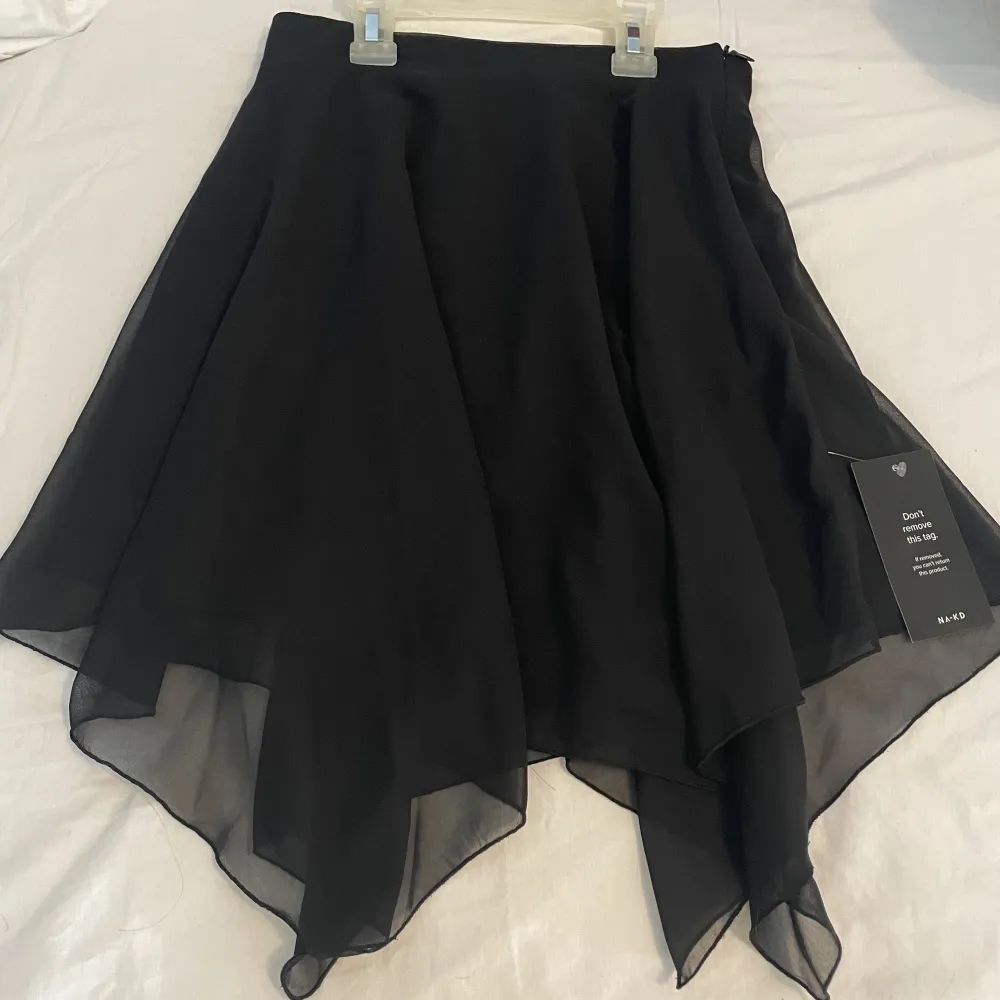 Svart asymmetrisk kjol från NA-KD st 34. Aldrig använd. Kjolar.