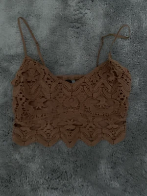 Top - Säljer dessa två olika toppar! För båda topparna kostar det 150 plus frakt Skriv om intresserad✨