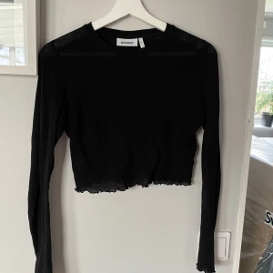 Svart topp - Svart lite genomskinlig topp med små detaljer längst ner på tröjan och armarna🫶🏻aldrig använd