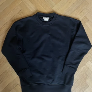 Sweatshirt  - H&M Blank Staples är en tidlös kollektion av minimalistiska streetwear-plagg av hög kvalitet. Denna tröja är tillverkad i kraftig, 460 gsm sweatshirtkvalitet av bomull. Tröjan är använd 1-2 gånger och är nytvättad. 