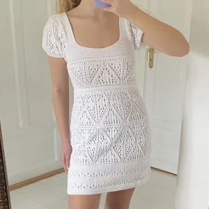 Studentklänning - Superfin virkad klänning som är perfekt för studenten❣️har bara använt den en gång på min student och den är som i nyskick! Storlek M