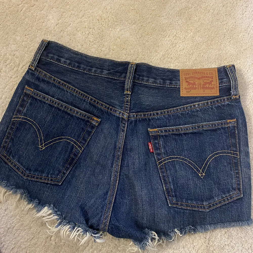 Midwaist mörkblåa jeansshorts från Levis. Helt nya, endast använd 1 gång. Nypris är ca 600kr🙌🏼🙌🏼Skriv för bild på. Shorts.