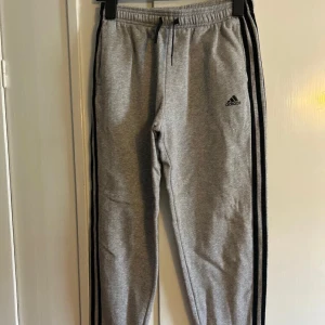 Adidas byxor - Använda få gånger. Mycket bra skick. Nypris 549 kr
