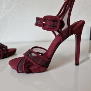 ZARA klackskor vinröda - Jätte fina klassika!👡ZARA skor, oanvänd, klackhöjden: 11cm platåhöjd: 2cm