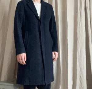 Our Legacy Galaxy coat stl.48 - Midnattsblå rock från Our Legacy stl48. Små hål i fickan i fodret som kan fixas enkelt hos skräddare annars fint skick. 