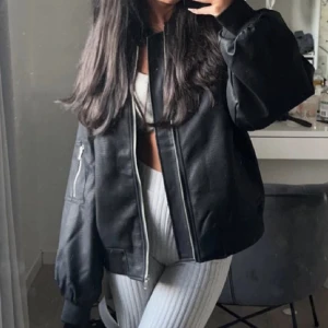 Svart skinn jacka  - Svart skinn jacka, liknar lite en bomber jacka i modellen, bra skick💕(lånade bilder,köpt på plick)